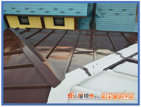 富士見町別荘屋根塗装　中塗り